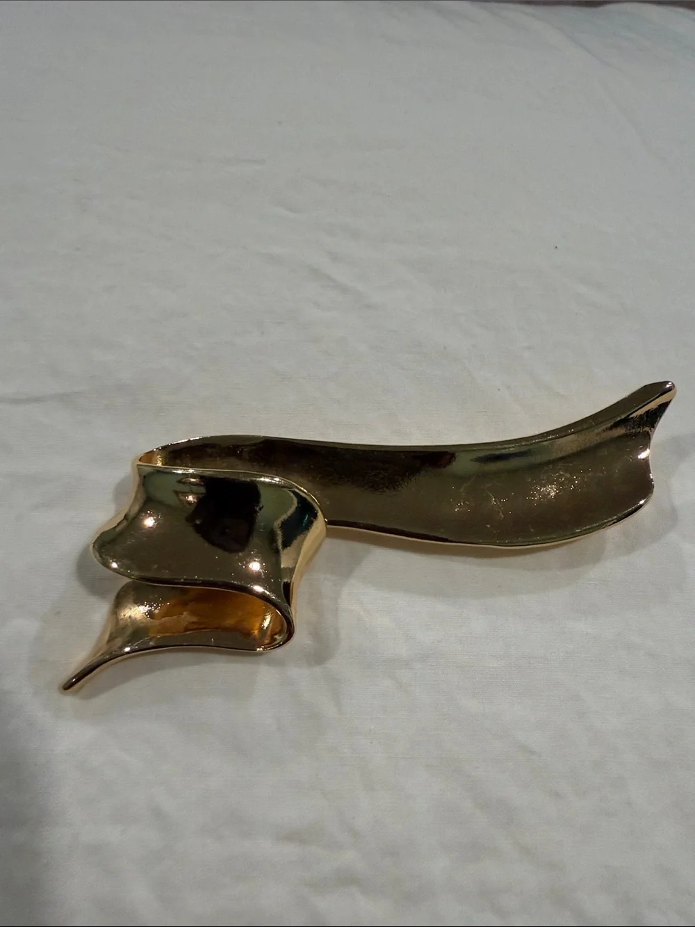 Avon Gold-Tone Flowing Ribbon Leaf Brooch